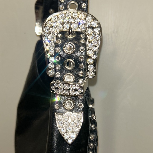 Stunning 8 Crystal Leather image